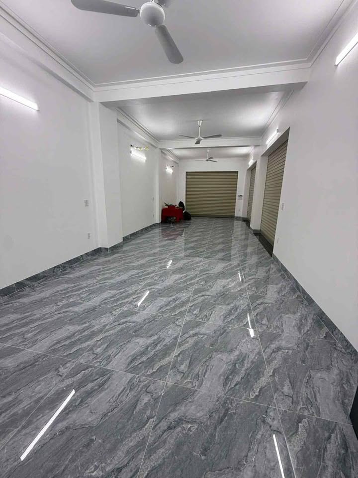 Cho thuê tòa nhà 3 tầng Cẩm Phả 300m² - Gần Vincom, giao thông thuận lợi!