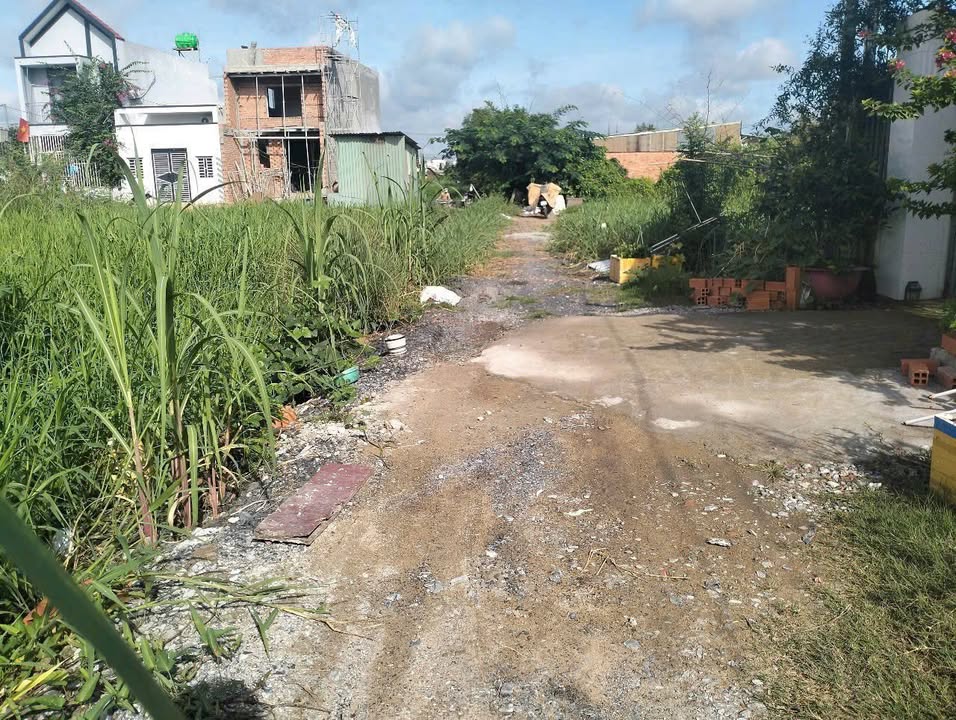 Đất thổ cư 102m² tại xã Đức Hòa, Long An - Sổ đỏ chính chủ, giá chỉ 950 triệu!