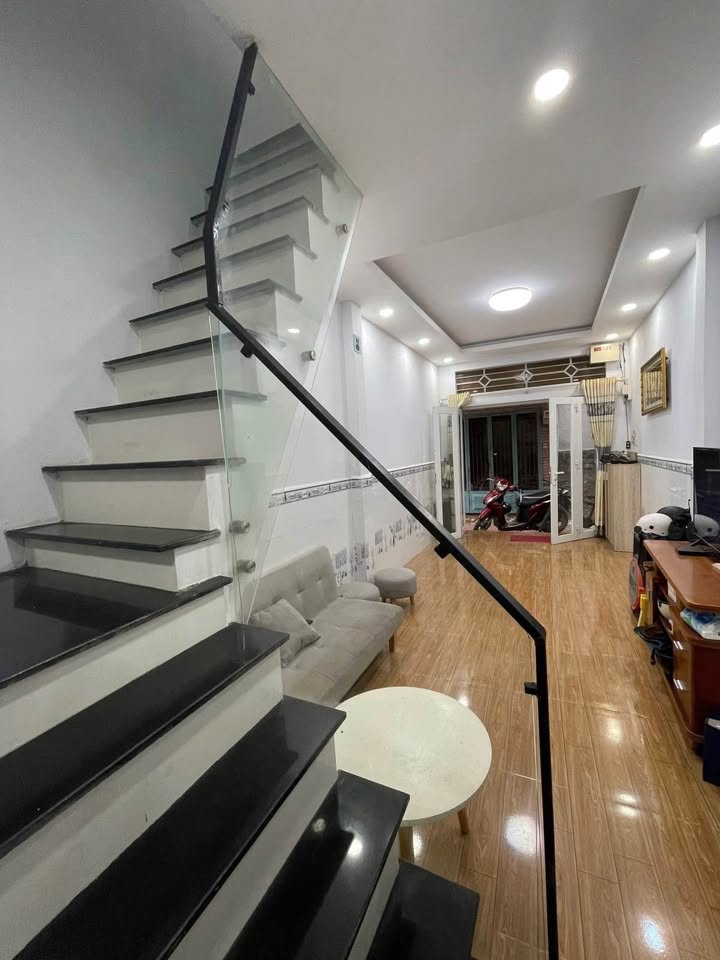 Nhà phố Lạc Long Quân Tân Bình 26m² - Đẹp vào ở ngay, khu dân cư ổn định!