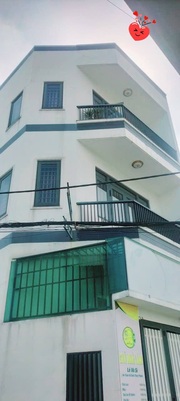 Nhà căn góc Thủ Đức 60m² giá 5 tỷ - Hẻm xe hơi, gần chợ và trường học!