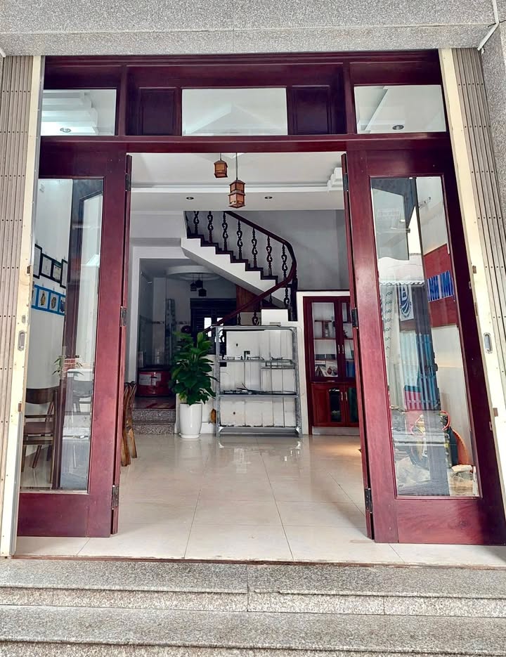 Nhà cho thuê mặt tiền Lưu Quý Kỳ Đà Nẵng 3 tầng - Nội thất đầy đủ, giá chỉ 17 triệu!