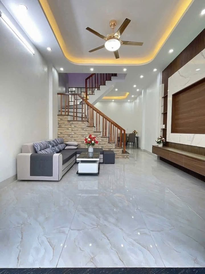 Nhà 3 tầng Tiền Phong, Thành phố Thái Bình 45m² giá 2 tỷ - Ô tô đỗ cửa thuận tiện!