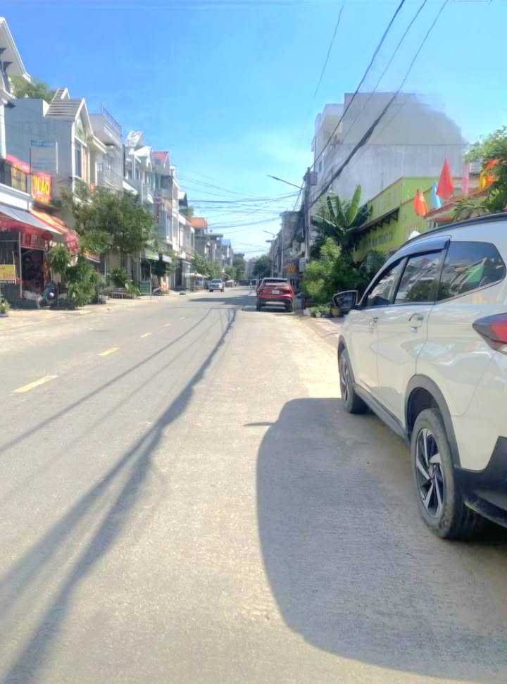 Bán gấp nhà lầu liền kề + 12 phòng trọ tại KDC Vietsing, An Phú, Bình Dương - Thu nhập 35 triệu/tháng!