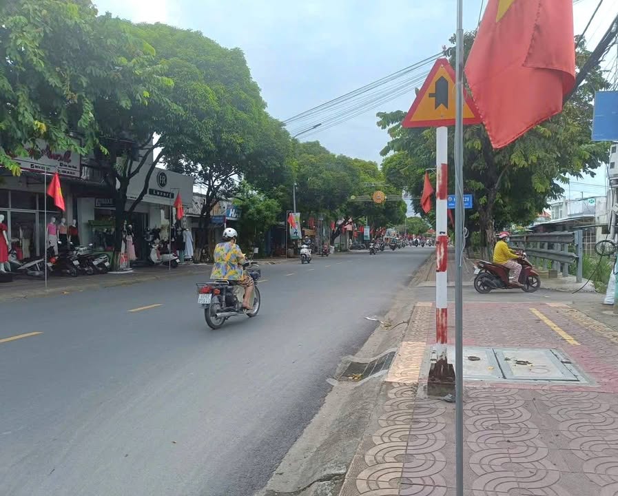 Đất thổ cư Dĩ An 146m² giá 4.8 tỷ - Tặng 2 căn cấp 4 ngay trung tâm!