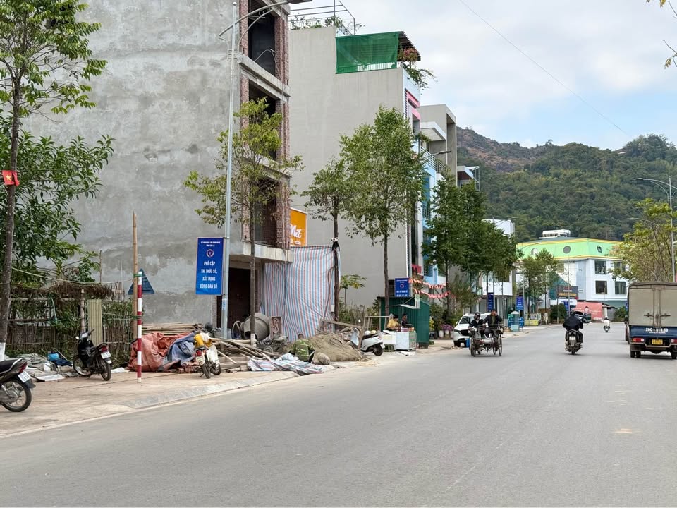 Lô đất mặt đường Kè Suối 4B Sơn La 75m² giá 3 tỷ - Khu kinh doanh sầm uất!