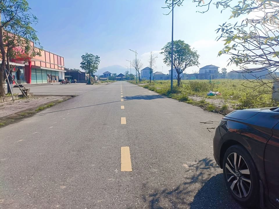 Đất Cẩm Nhượng Hà Tĩnh 140m² giá 1 tỷ - Sổ đỏ chính chủ, 3 mặt tiền thoáng đãng!