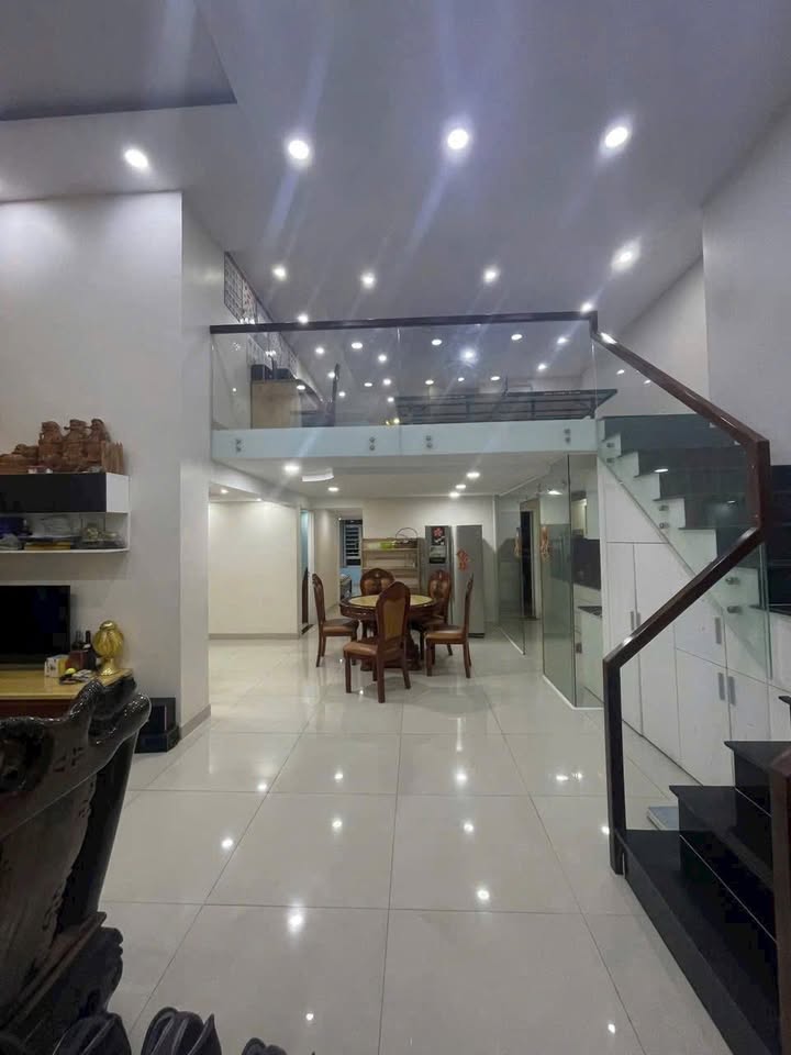 Căn hộ Phú Hoàng Anh, Nhà Bè 230m² giá 15 triệu - Tầng cao thoáng mát!