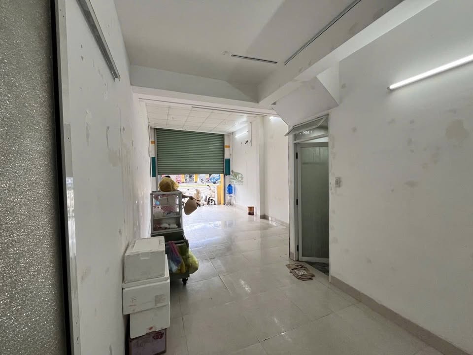 Cho thuê mặt bằng đường 2/4 Nha Trang 40m² giá 11 triệu - Vị trí đắc địa gần trường Đại học!