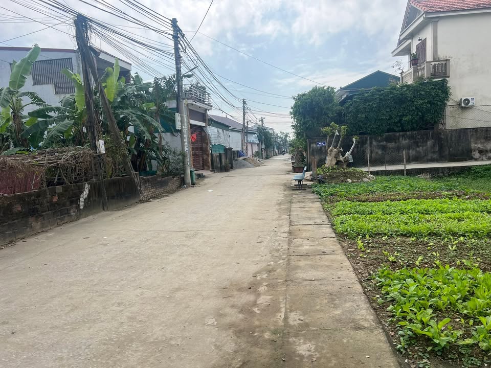 Đất mặt đường Chính Đích, Hưng Chính 90m² giá 2.6 tỷ - Sổ đỏ chính chủ, thuận tiện đầu tư!