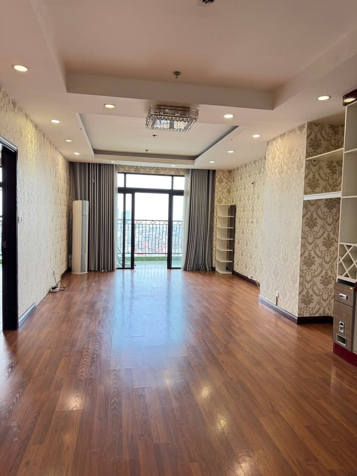 Căn hộ cho thuê Royal City, Thanh Xuân, 133m² giá 20.5 triệu - Không thể bỏ lỡ!