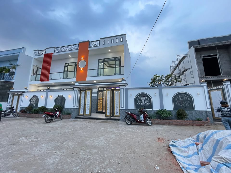 Nhà mặt tiền Tân Kim Cần Giuộc 180m² giá 4.5 tỷ - Thiết kế hiện đại, vào ở ngay!