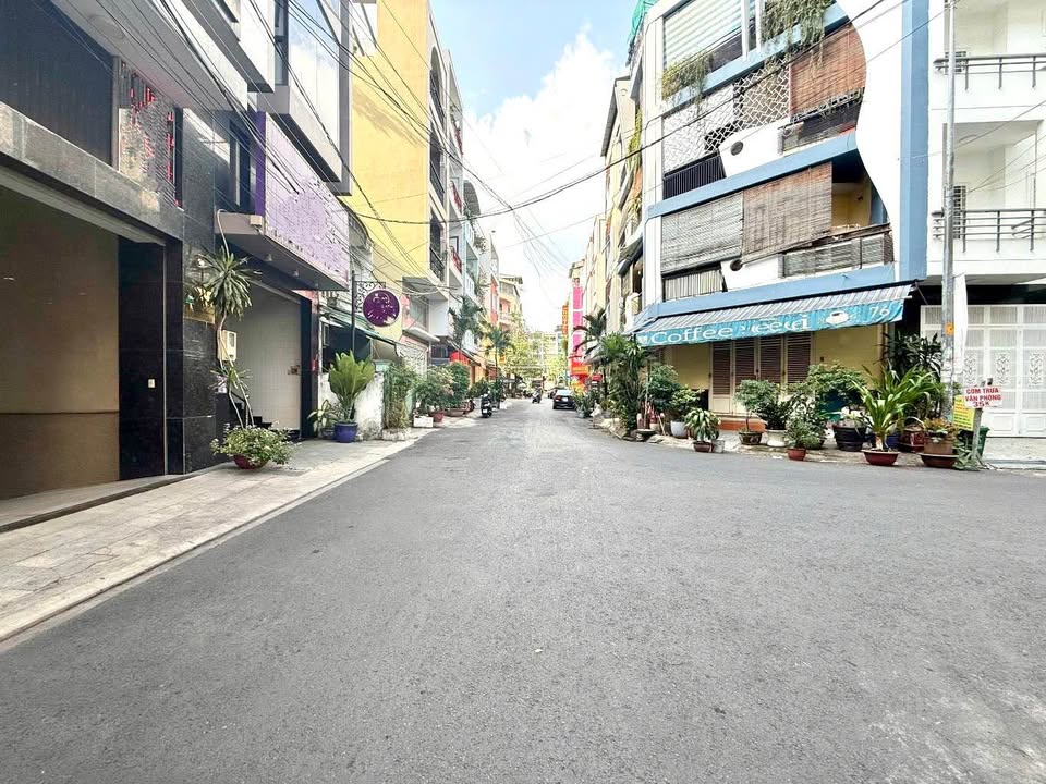 FrontHouse đường Hoa Phú Nhuận 90m² giá 24.99 tỷ - Mặt tiền rộng rãi, cơ hội đầu tư hấp dẫn!