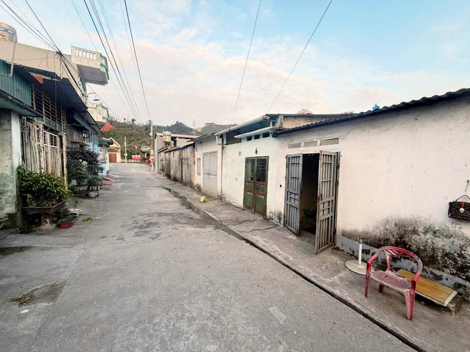 Bán đất tặng nhà cấp 4 tại Cẩm Phú, 110m², giá 700 triệu - Đường ô tô 2 chiều