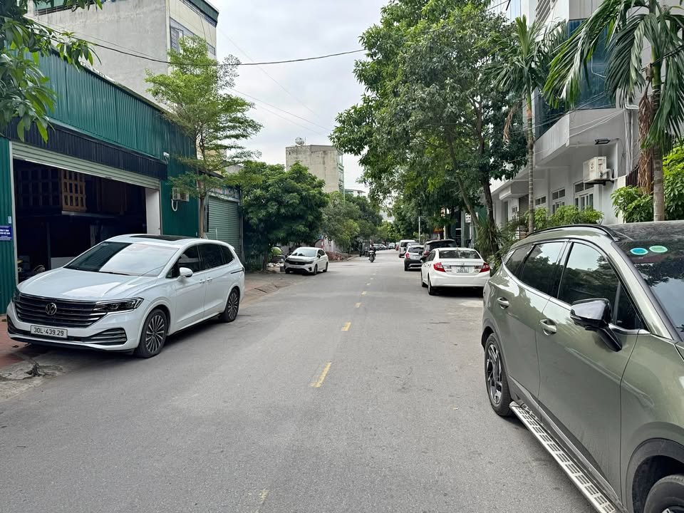 Đất mặt phố Chính Trung Trâu Quỳ 136m² giá 17.68 tỷ - Kinh doanh thuận lợi!