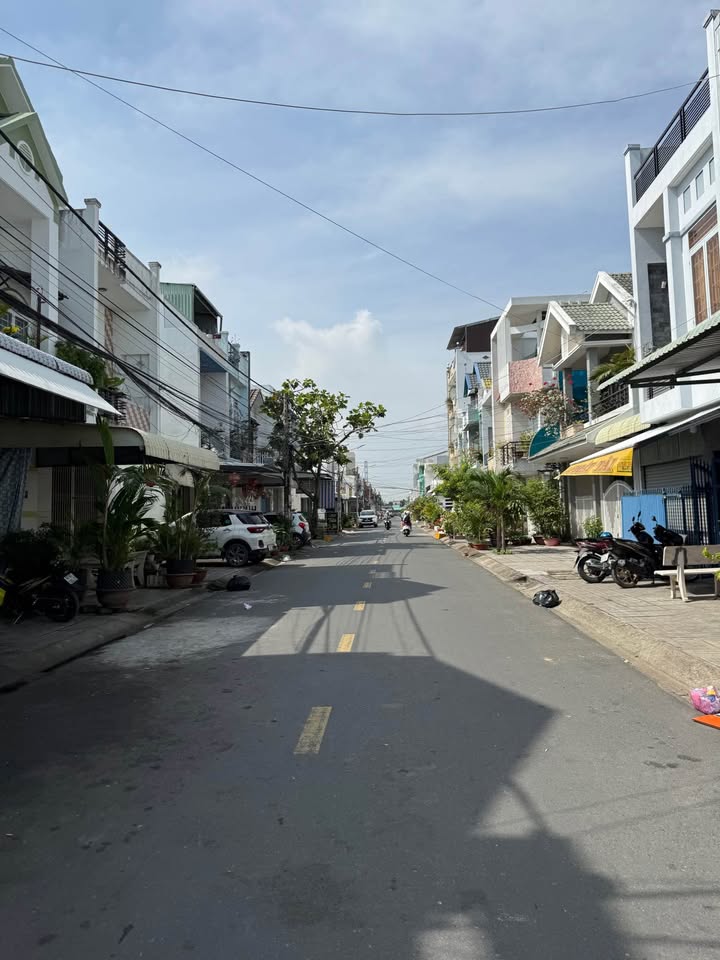 Nhà 2 Tầng Đường Nguyễn Đức Cảnh 56m² giá 2 tỷ - Vị trí đẹp gần bệnh viện và trường đại học!