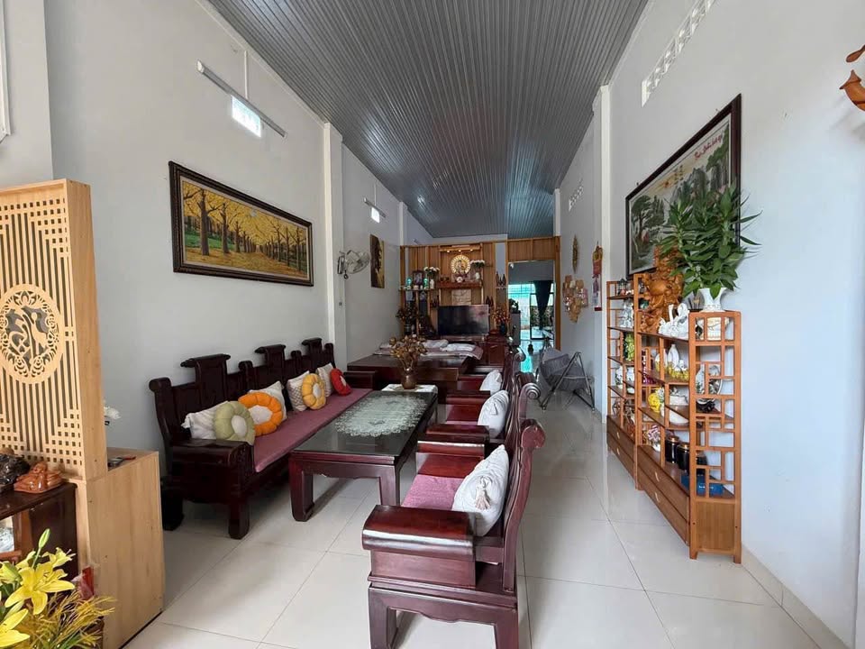 Nhà phố mặt tiền Y Wang, xã Ea Kao, 320m² giá 4.2 tỷ - Full nội thất cao cấp, sẵn sàng vào ở!