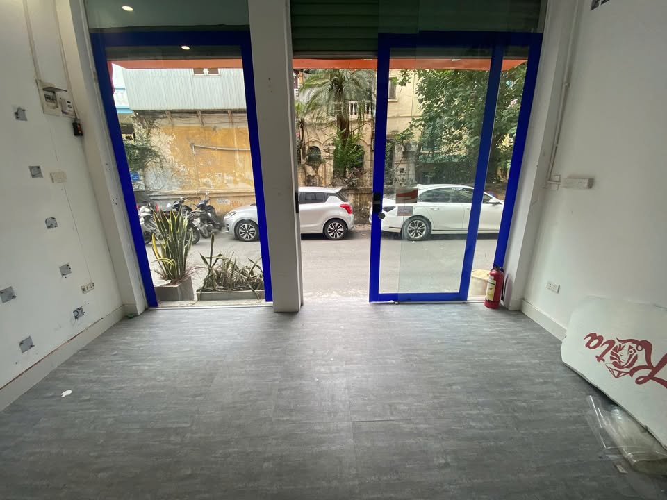 Cho thuê mặt phố Hạ Hồi, Hoàn Kiếm - Cửa hàng 20m² giá 10 triệu/tháng - Vị trí đắc địa cho kinh doanh