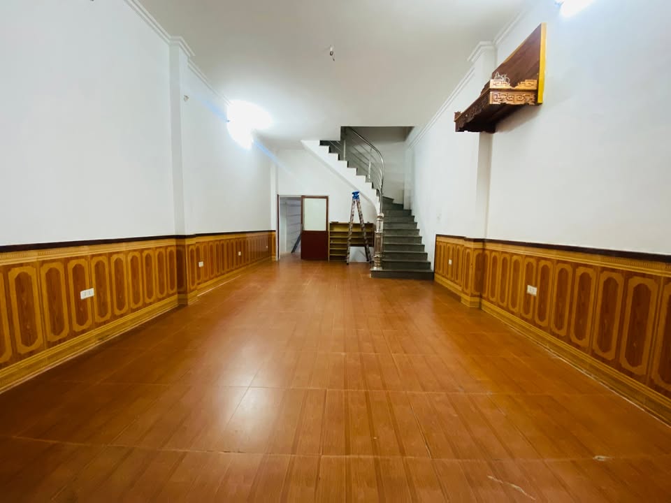 Nhà cho thuê đường Chương Dương Độ, Hoàn Kiếm 5PN giá 11 triệu - Nhà mới sơn sửa sạch sẽ, vào ở ngay!