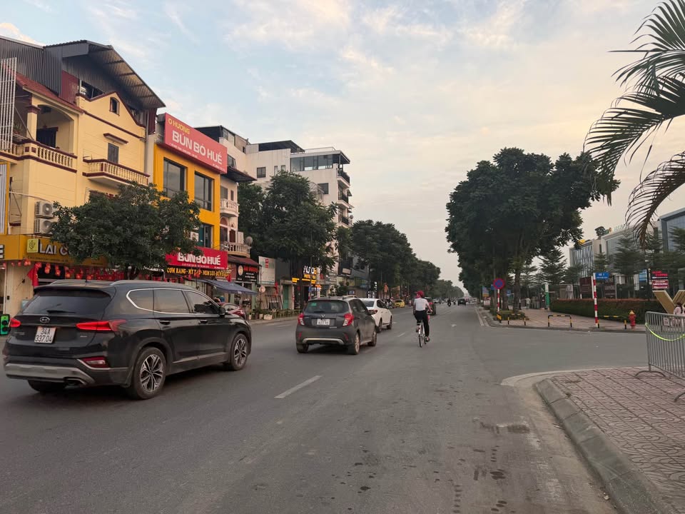 Nhà Mặt Phố Thượng Thanh 53m² giá 12.5 tỷ - Lô góc kinh doanh đắc địa!