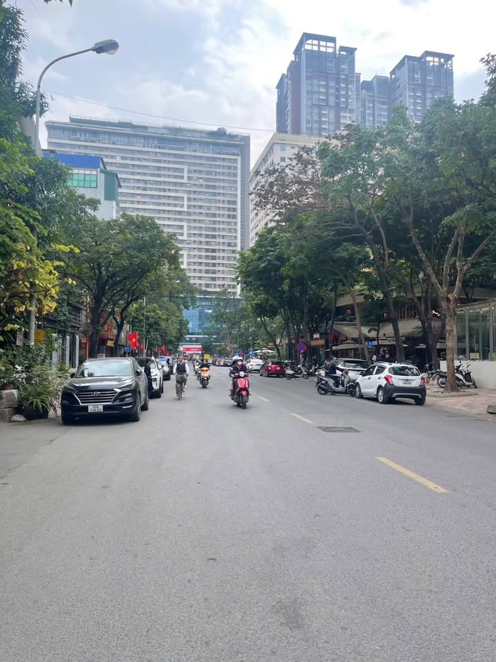 Cho thuê Tòa nhà Mặt phố Đỗ Quang 70m² giá 105 triệu - Kinh doanh đa dạng!