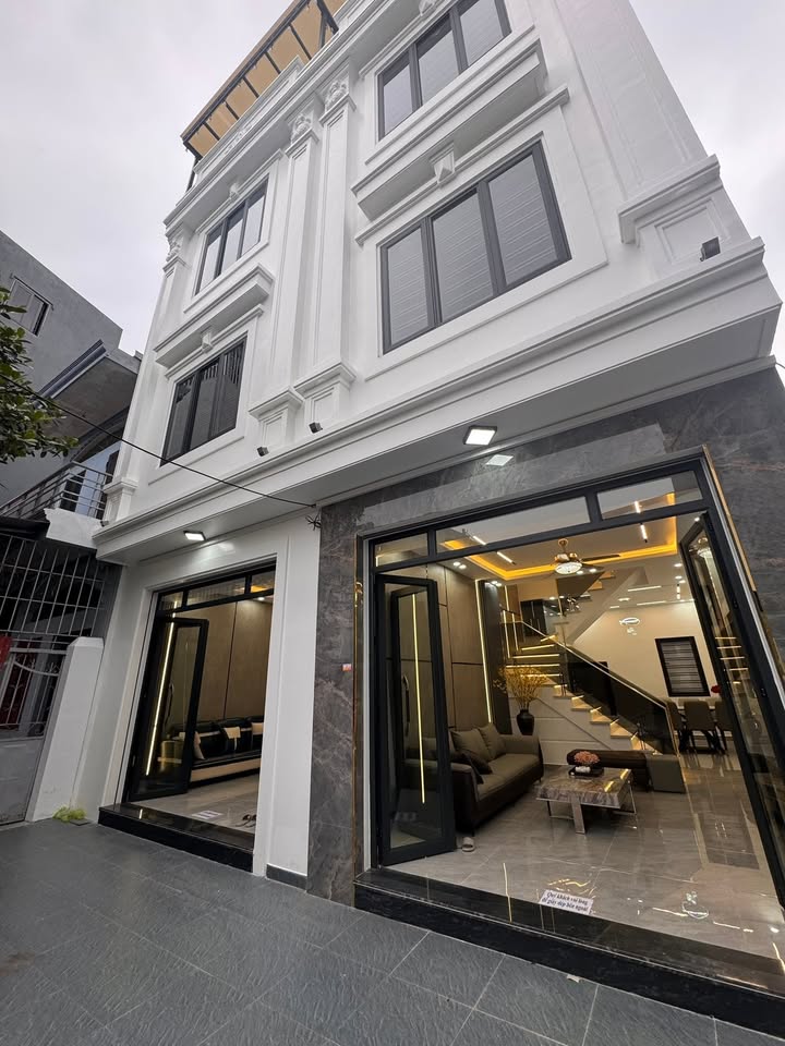 Nhà 4 tầng phố Hồ Sen, Hải Phòng 40m² giá 4.15 tỷ - An ninh tốt, tiện ích đa dạng!