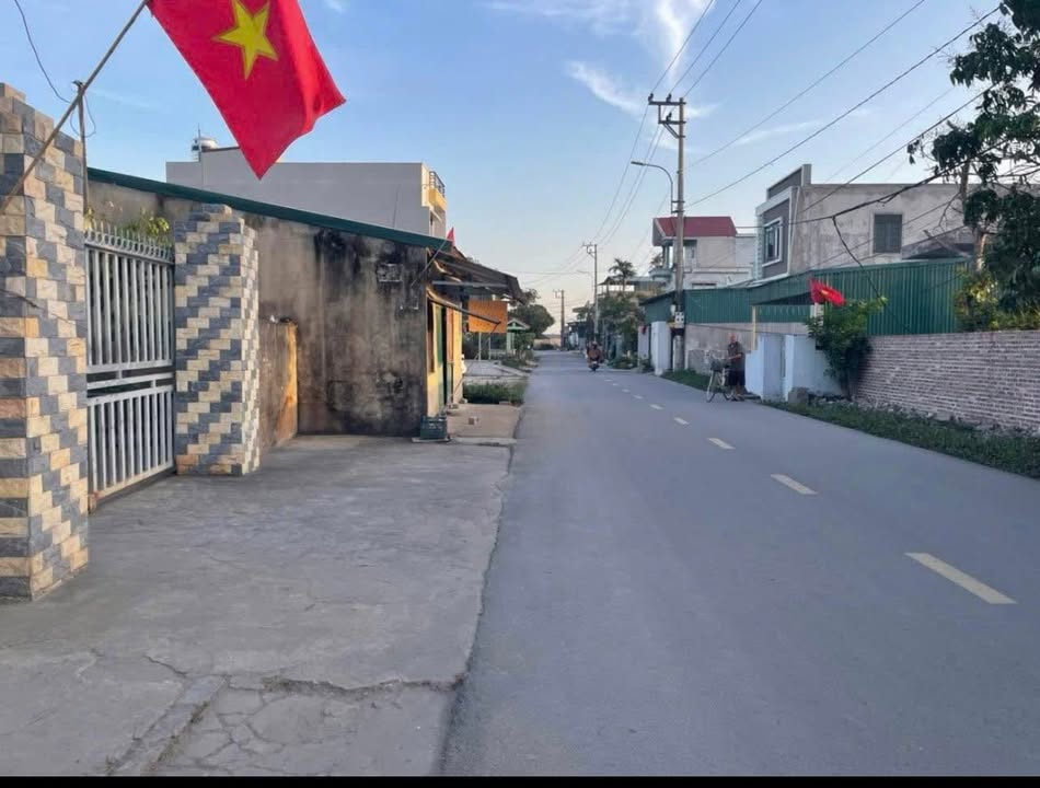 Đất mặt đường Núi Gạc Yên Thanh 150m² giá 800 triệu - Kinh doanh thuận lợi!