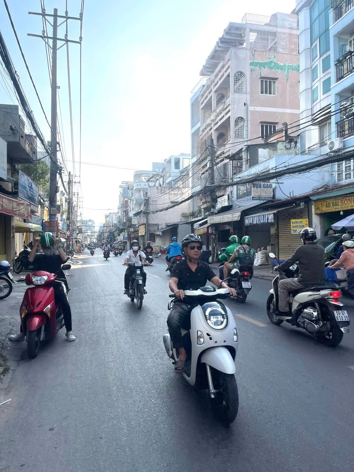 Nhà mặt tiền Lạc Long Quân, Quận 11, 4 tầng, giá 14 tỷ - Đầu tư sinh lời tuyệt vời!