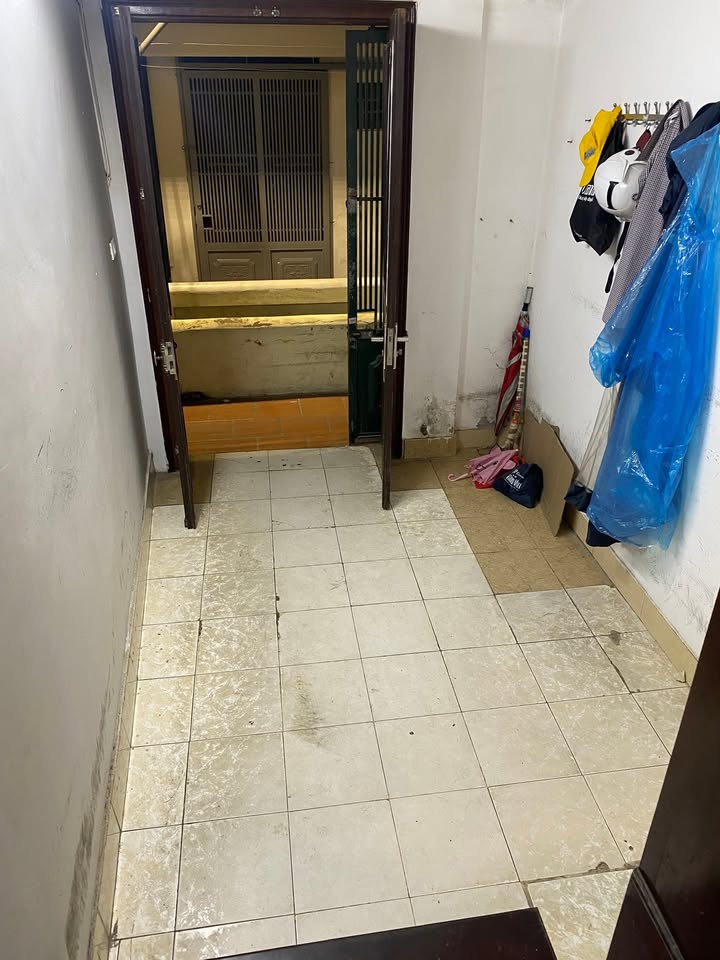 Căn hộ 3 tầng Ngõ 102 Hoàng Đạo Thành 150m² giá 5.5 tỷ - Ô tô đỗ cửa, tiện ích đầy đủ!