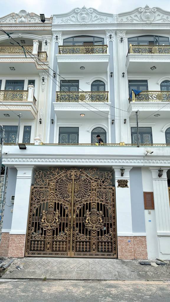 Nhà bán Hóc Môn 100m² giá 7.7 tỷ - Sổ hồng chính chủ, vào ở ngay!