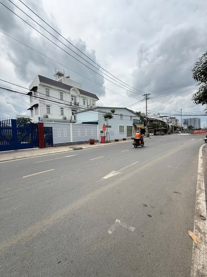 Đất lô góc Thạnh Lộc 100m² giá 7.6 tỷ - Sổ hồng riêng, ô tô tránh nhau!