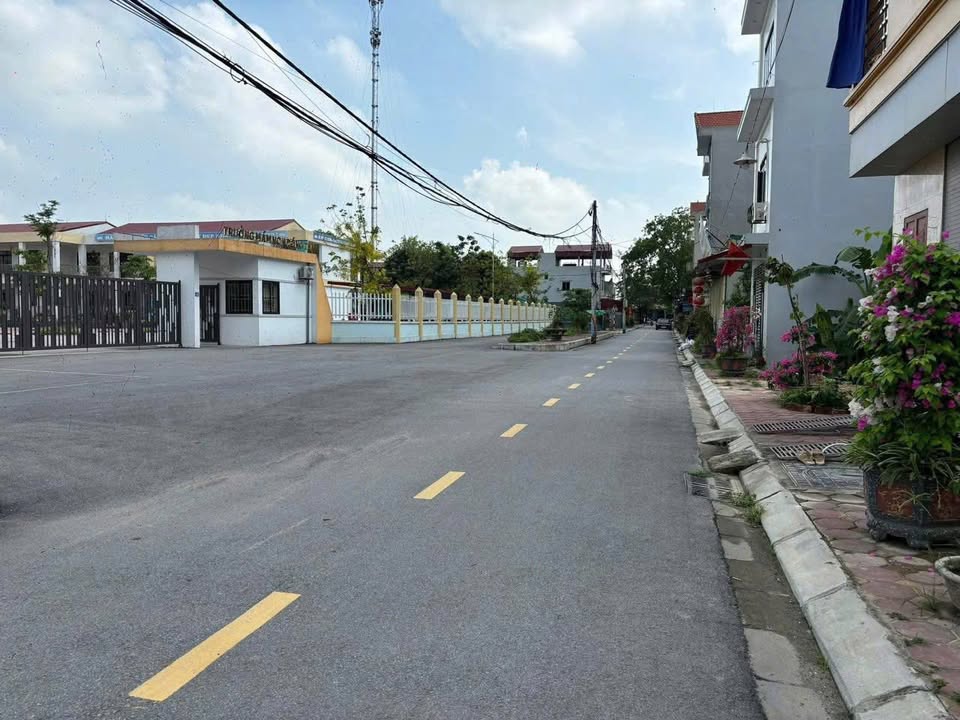 Đất nền Đồng Tân 179,5m² giá 2 tỷ - Đường thông ô tô, gần chợ và trường học!