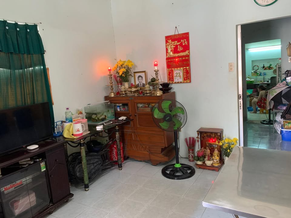 Nhà hai mặt tiền hẻm Lạc Long Quân, 44.7m² giá 1.9 tỷ - Vị trí đắc địa gần chợ!