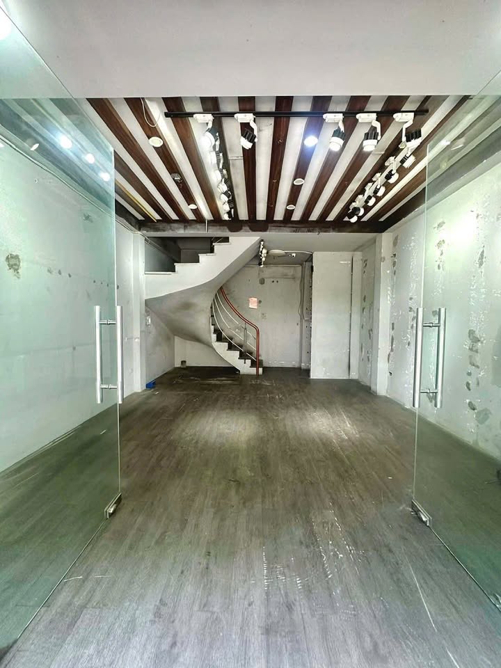 Cho thuê nhà mặt phố đường Láng, Đống Đa 30m² giá 25 triệu - Thiết kế thông sàn, vào ở ngay!