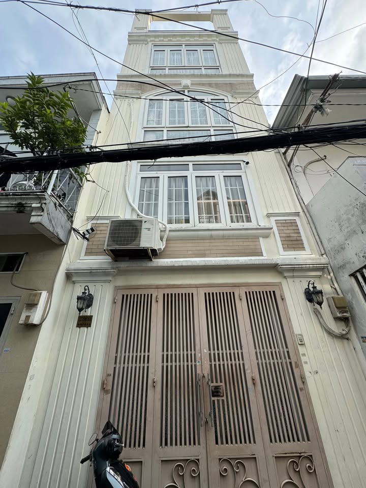 Nhà hẻm Lạc Long Quân, Quận 11, 24m² giá 5.5 tỷ - Hẻm rộng ô tô vào tận nơi!