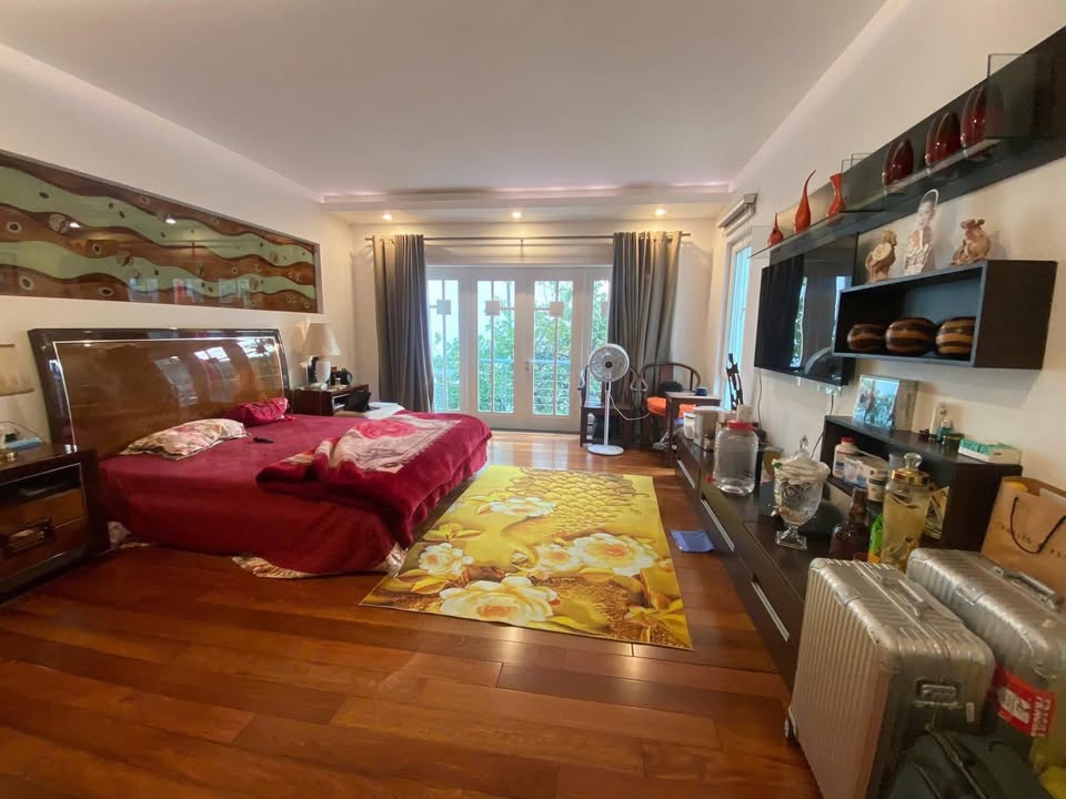 Nhà phố Lạc Long Quân Tây Hồ 65m² giá 19 tỷ - Kinh doanh sầm uất, gần Hồ Tây!