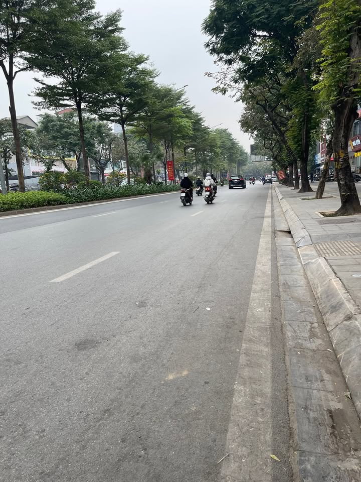 Nhà phân lô Nguyễn Khánh Toàn 92m² giá thỏa thuận - Vỉa hè rộng ô tô tránh!