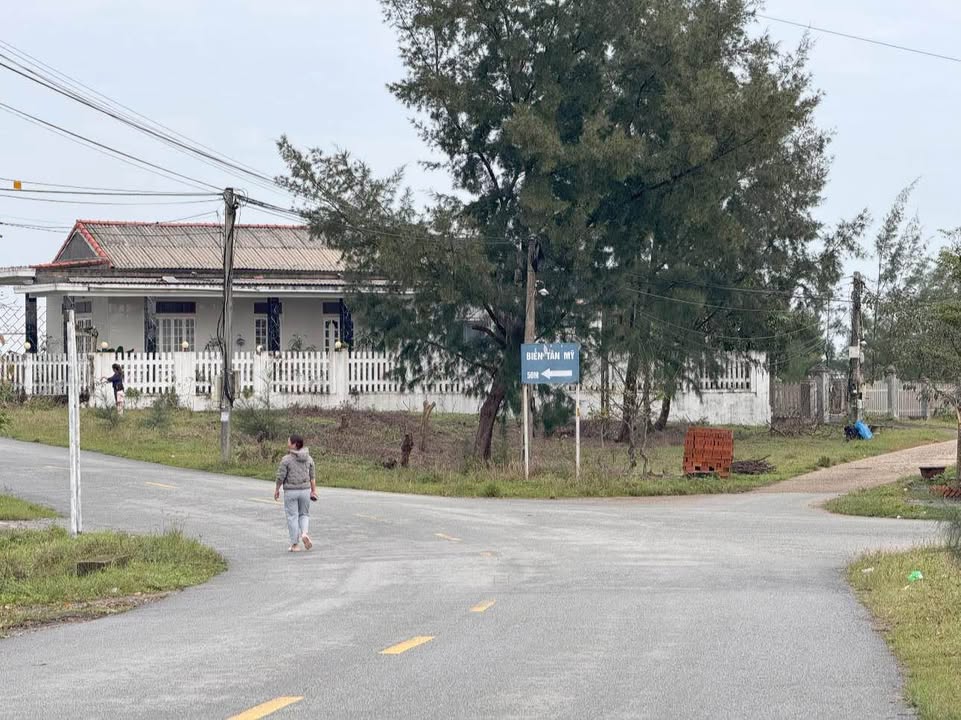 Đất nền Quảng Ngạn 200m² giá 1.7 tỷ - Sổ hồng chính chủ, thuận tiện xây dựng!