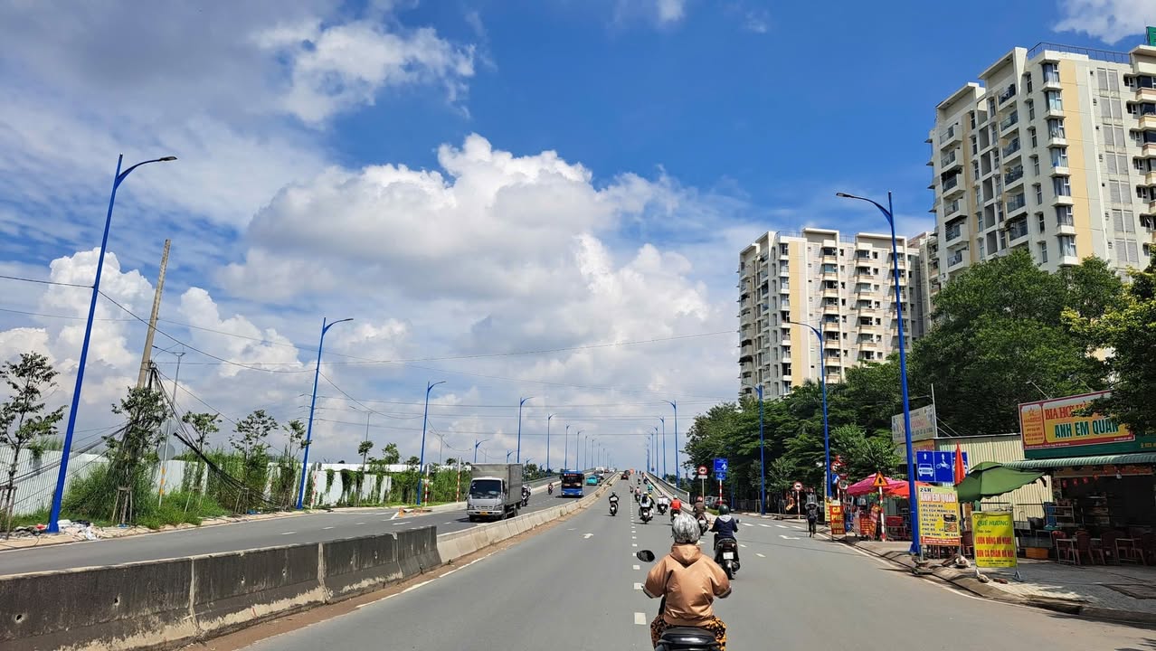 Nhà 3 tầng căn góc Đỗ Xuân Hợp 73m² - Vị trí đắc địa, giá thỏa thuận!