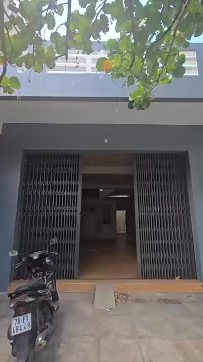 Cho thuê nhà mặt tiền Tố Hữu, phường 9, Tuy Hòa 99m² - Thích hợp làm kho!