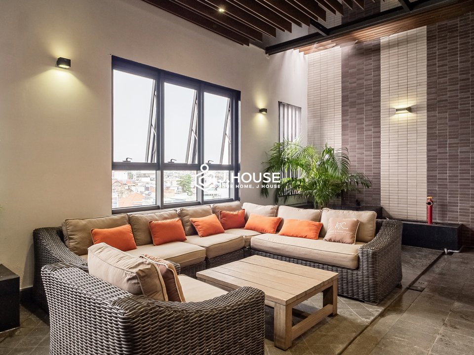 Căn hộ Penthouse 2PN Quận Phú Nhuận 150m² giá 25 triệu - Sống đẳng cấp với thang máy riêng!