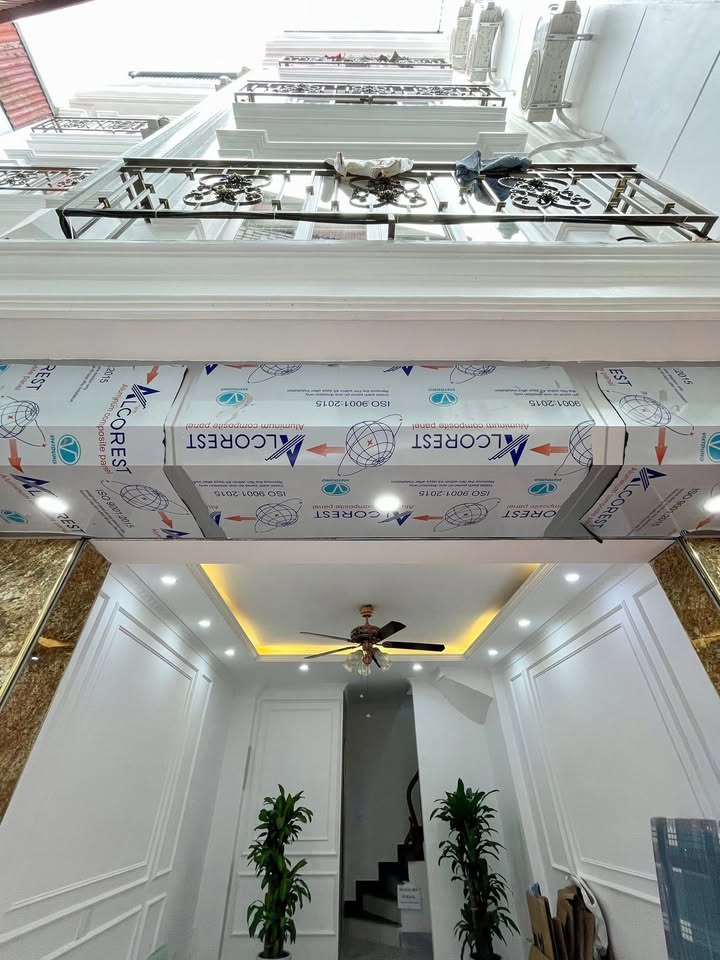 Nhà 6 tầng thang máy tại Phố Pháo Đài Láng 37m² giá 9.9 tỷ - Đầu tư sinh lời tức thì!