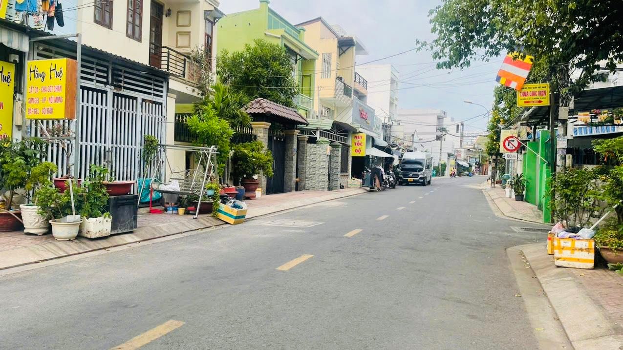 Biệt thự sân vườn Thủ Đức 200m² giá 11 tỷ - Vị trí đắc địa gần Gigamall!