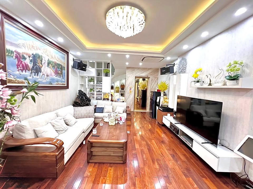 Nhà 6 tầng thang máy Nguyễn Đình Hoàn 48m² giá 17 tỷ - Sẵn sàng ở ngay!