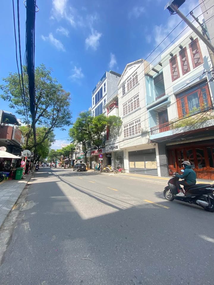 Nhà 3,5 tầng đường Lý Tự Trọng, quận Hải Châu, 90m² giá 13 tỷ - Tuyến đường sầm uất ngay trung tâm!