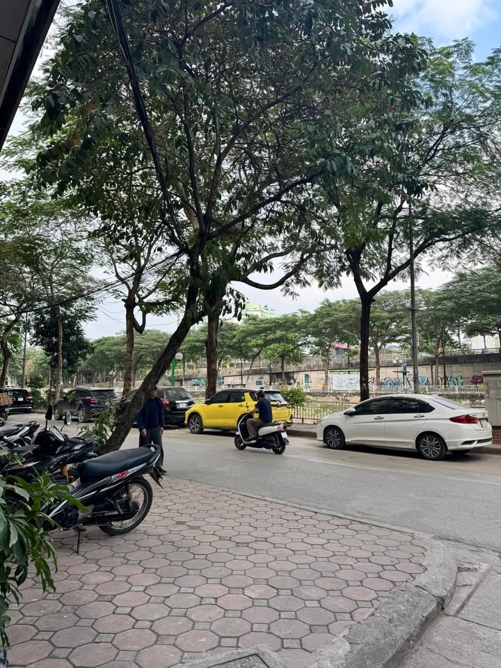 Nhà 5 tầng Nguyễn Đình Hoàn, Cầu Giấy 53m² giá 15.2 tỷ - Sổ đỏ chính chủ, thương lượng