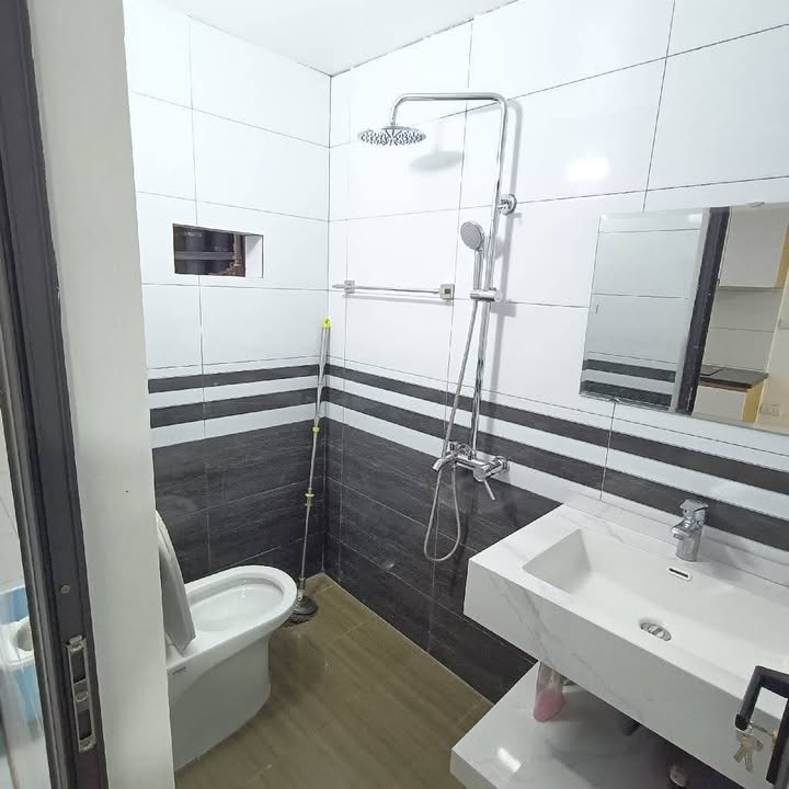 Nhà đẹp Lĩnh Nam, Hoàng Mai 32m² giá 2 tỷ - Gần chợ, đường ô tô