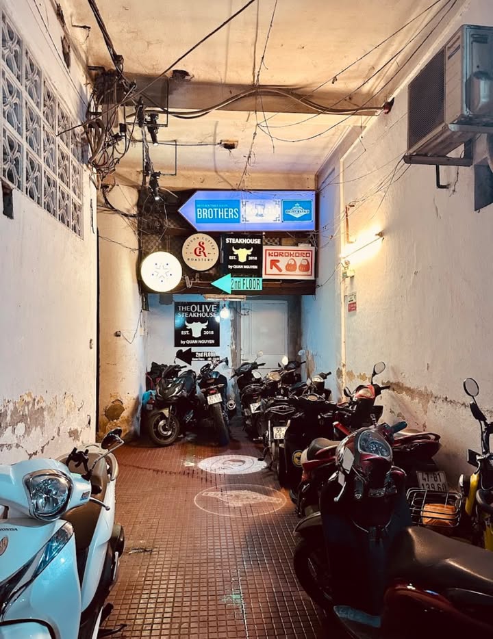 Cho thuê mặt bằng Lầu 1 70m² tại 151 Đồng Khởi, Q1 - Phù hợp kinh doanh đa dạng!