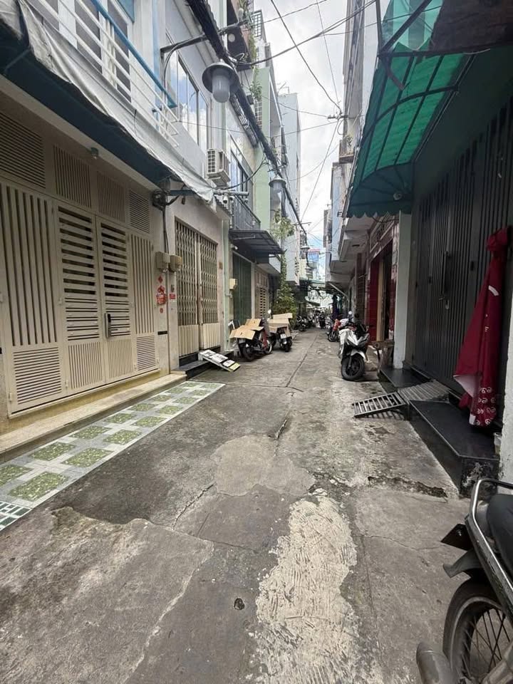 Nhà nát Cao Đạt, Quận 5 30m² giá 5.3 tỷ - Tiện xây mới ngay!