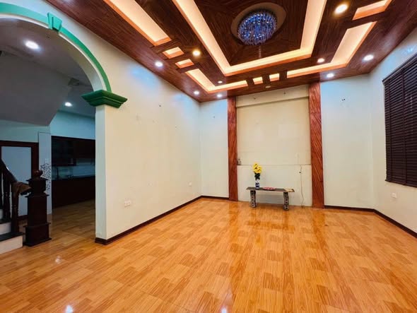 Nhà 3 tầng Vạn Phúc, Thanh Trì 135m² giá 10 tỷ - Lô góc thoáng mát, tiện kinh doanh!