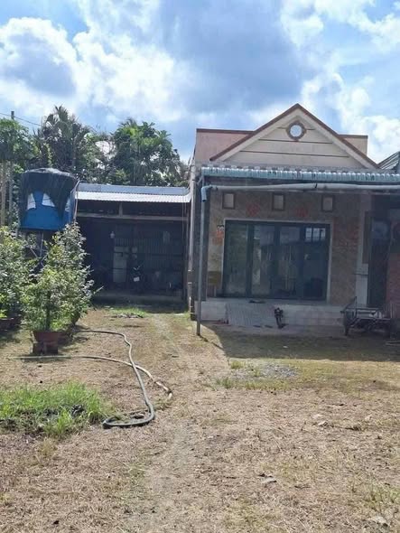 Nhà bán Vĩnh Thành, Chợ Lách 367m² giá 1.15 tỷ - Sân rộng thoáng mát!